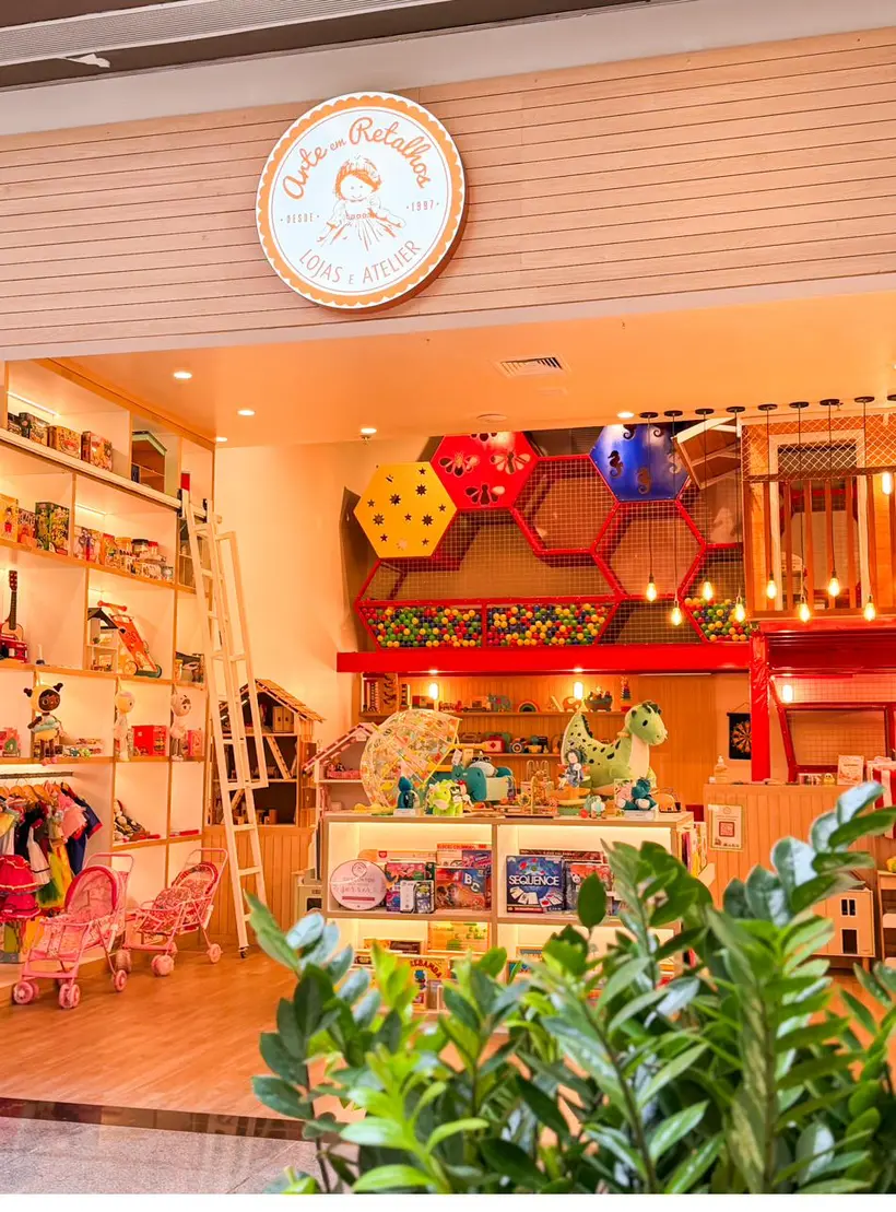Fachada da loja Arte em Retalhos com o selo da marca