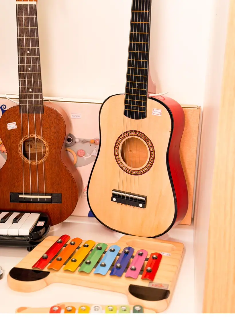 Violões, ukulele e xilofone infantis