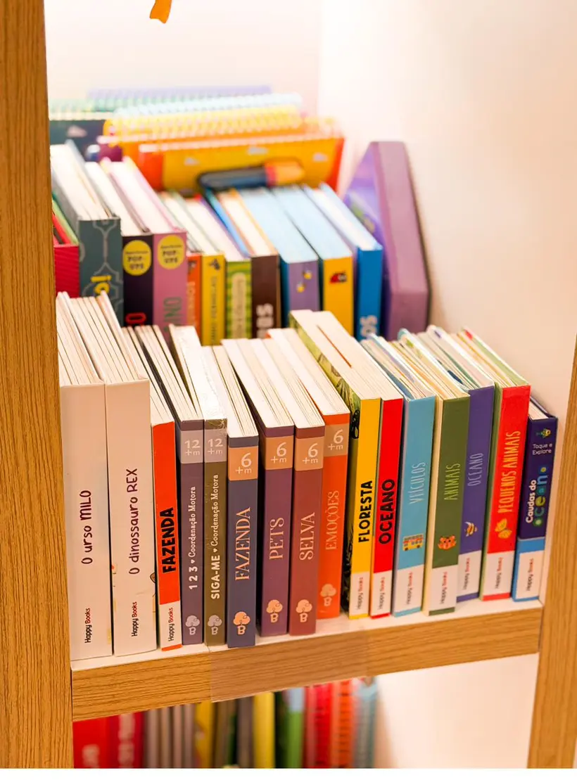 Estante com livros infantis coloridos