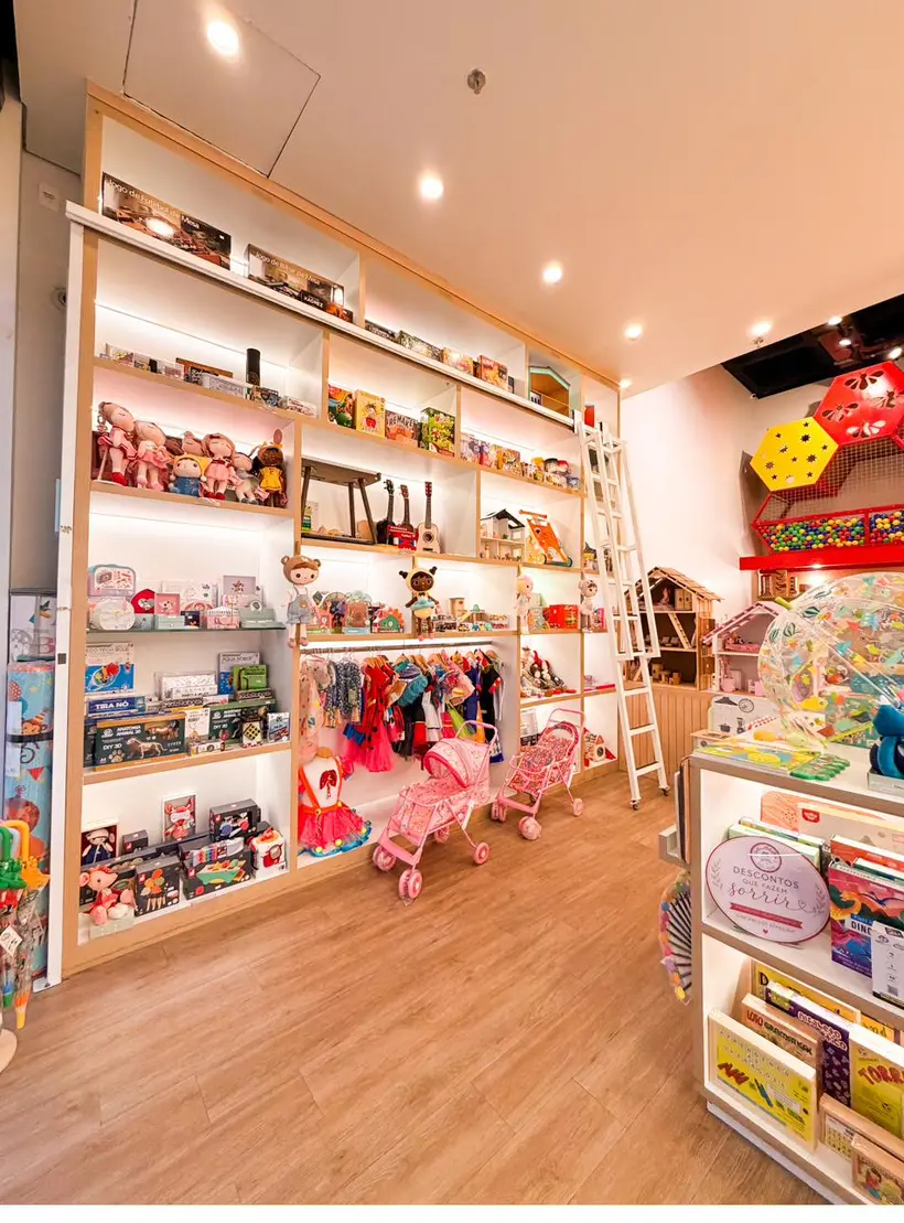 Interior da loja com prateleiras de brinquedos e bonecas